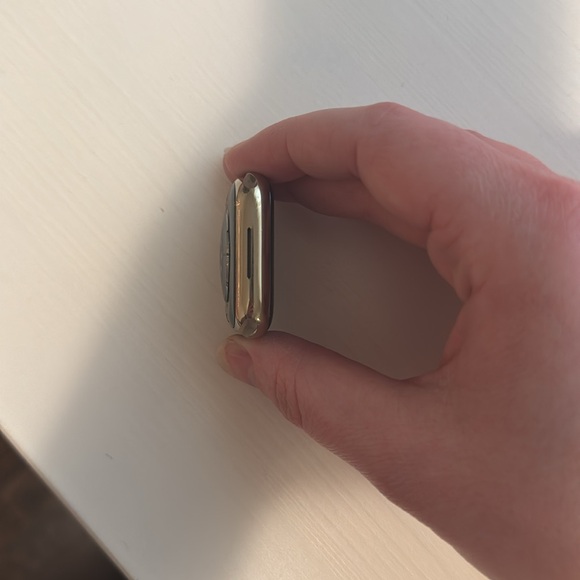 Apple Watch Series 7 (41MM, Gold Stainless Steel, GPS + Cellular) - Picture 5 of 7